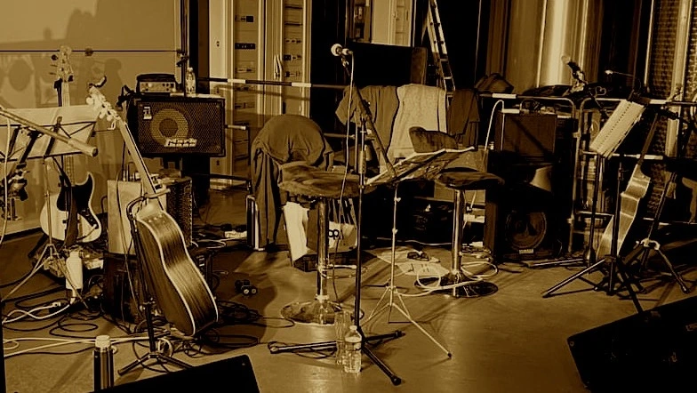 avant concert undercover à l'usine Michard - vue instruments - Limoges - mai 2024 - couleur small