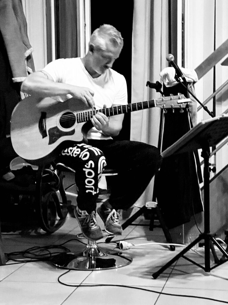 Olivier, guitare lead, en répétition