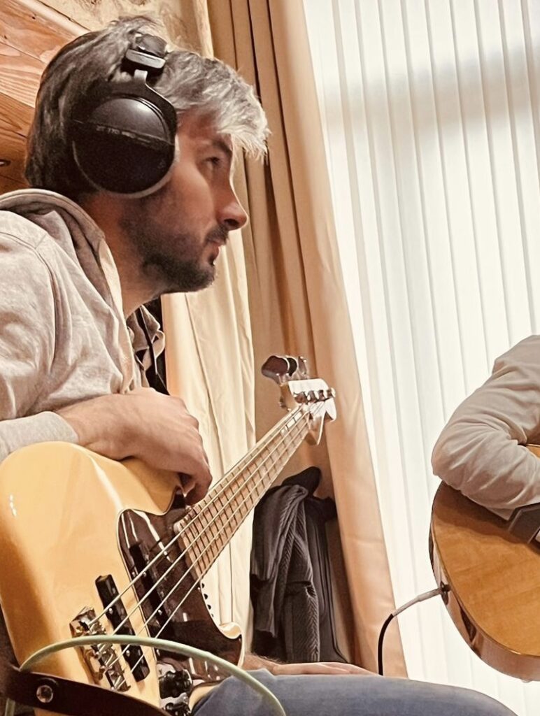 Guillaume, basse, en répétition
