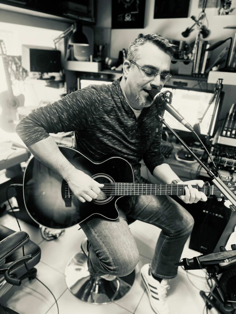 Nico, guitare/ chant, en répétition